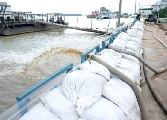 S-a rupt digul de la Isaccea: sute de hectare riscă să fie inundate